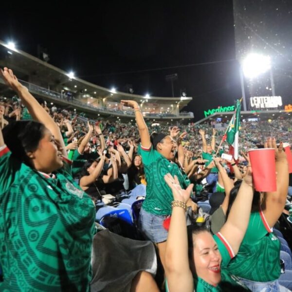 Celebran tabasqueños con lleno total en el Centenario tercer victoria de México en el Mundial