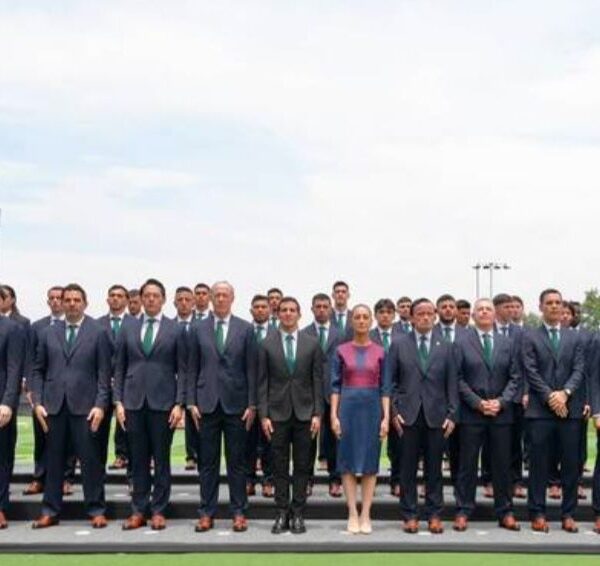 Claudia Sheinbaum abandera a la Selección Nacional de México que participará en la Copa Mundial 2026