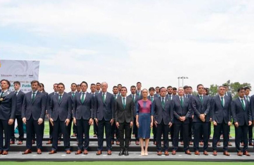 Claudia Sheinbaum abandera a la Selección Nacional de México que participará en la Copa Mundial 2026