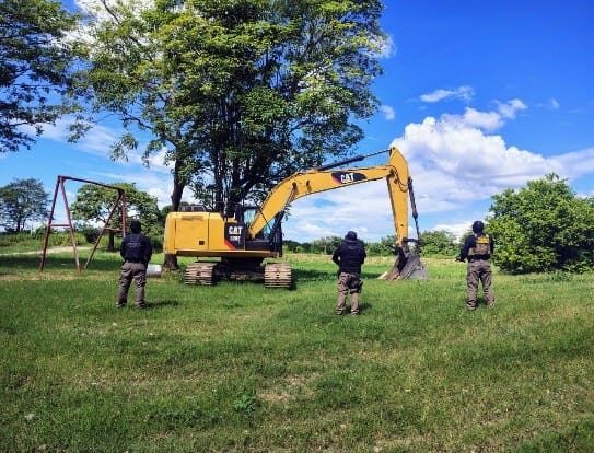 Asegura FGR indicios presuntamente utilizados para la extracción y transporte ilícito de material pétreo