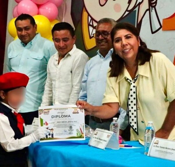 Apadrina Mari Luz graduación de niñas y niños del CAI-Huimanguillo