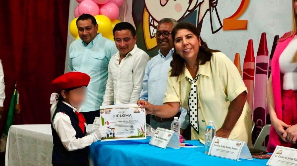 Apadrina Mari Luz graduación de niñas y niños del CAI-Huimanguillo