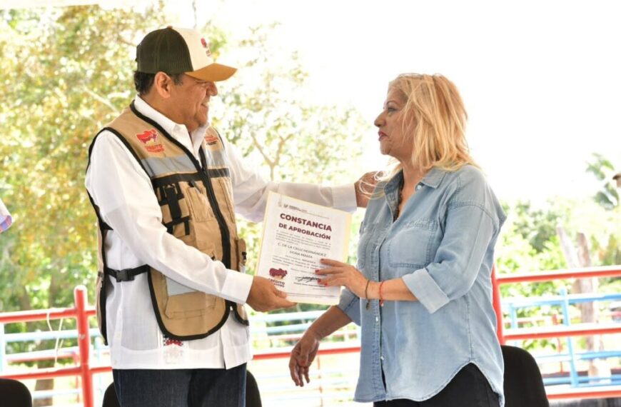 Javier May entrega apoyos del Crédito Ganadero a la Palabra