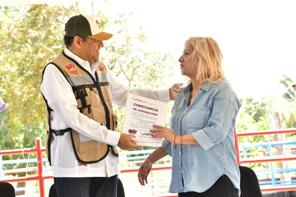 Javier May entrega apoyos del Crédito Ganadero a la Palabra