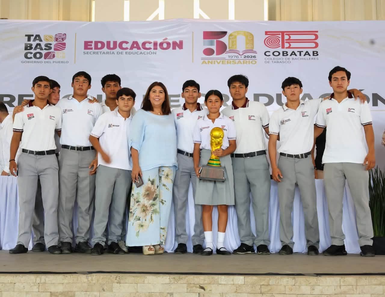 Acompaña la presidenta Mari Luz graduación del Cobatab