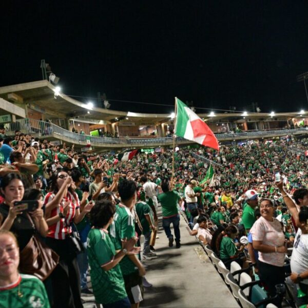 Miles de aficionados tabasqueños apoyan hasta el último aliento a la Selección Mexicana en un abarrotado Centenario 27 de Febrero