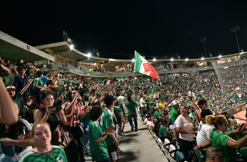 Miles de aficionados tabasqueños apoyan hasta el último aliento a la Selección Mexicana en un abarrotado Centenario 27 de Febrero