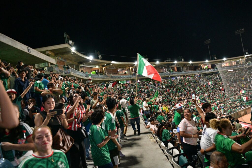 Miles de aficionados tabasqueños apoyan hasta el último aliento a la Selección Mexicana en un abarrotado Centenario 27 de Febrero