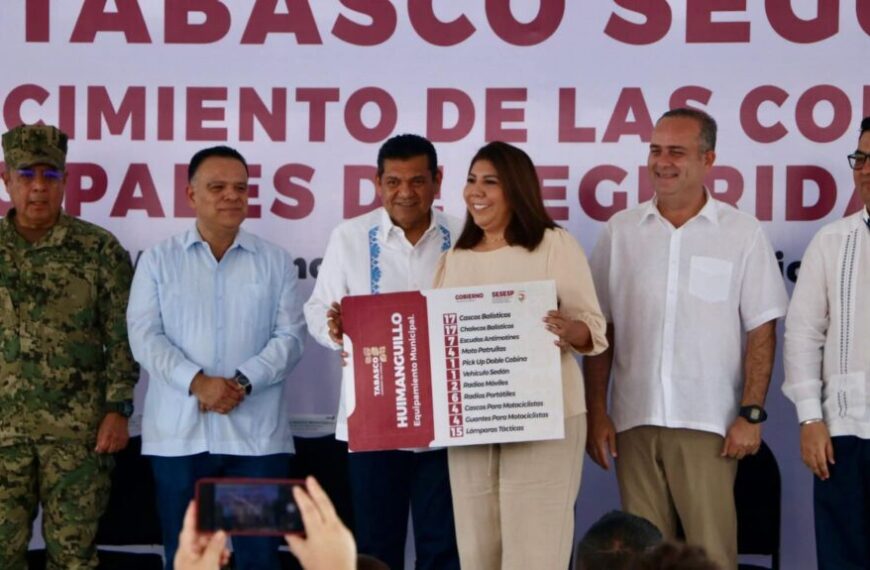 La alcaldesa Mari Luz recibe patrullas y equipos de seguridad