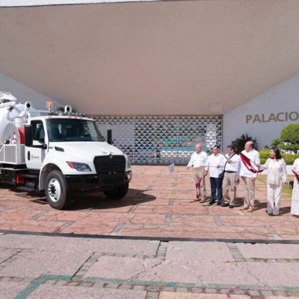Fortalece Centro servicios municipales con unidad tipo Vactor donada por Pemex