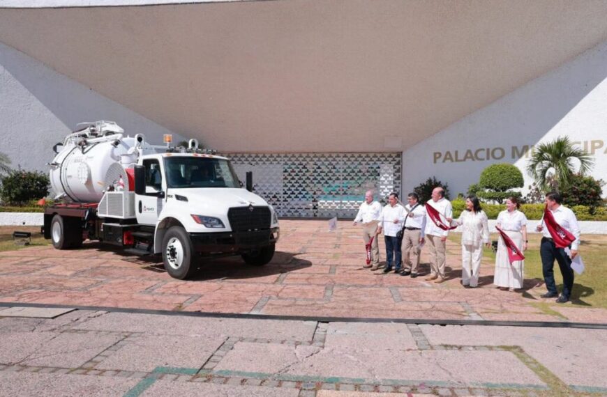 Fortalece Centro servicios municipales con unidad tipo Vactor donada por Pemex