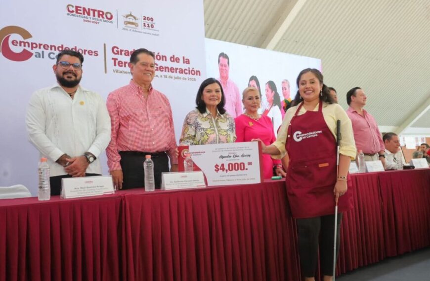 Reconoce Yolanda Osuna a 285 egresados de la tercera generación de Emprendedores al Centro