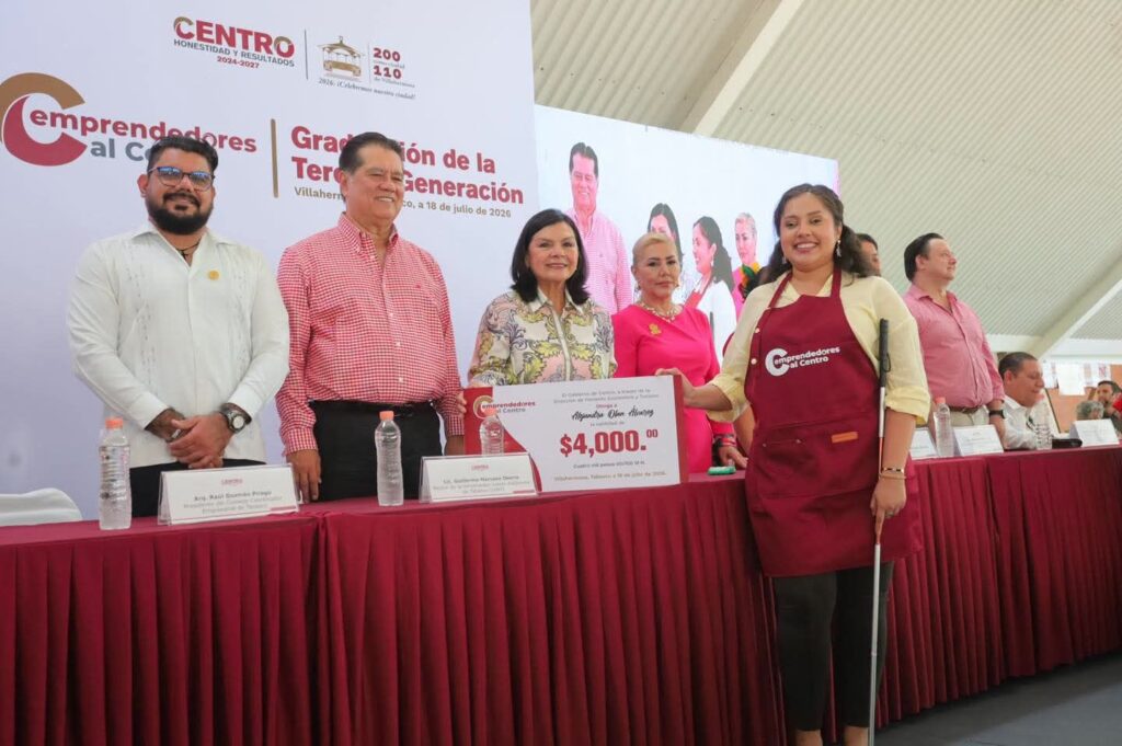 Reconoce Yolanda Osuna a 285 egresados de la tercera generación de Emprendedores al Centro