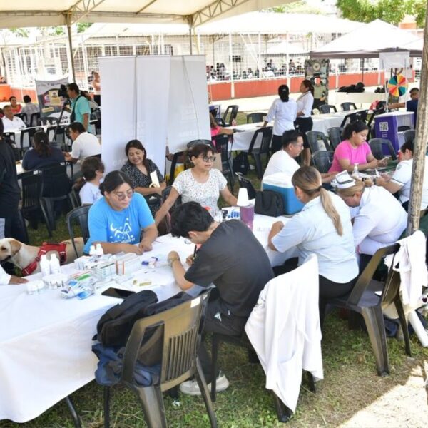 Vecinos del fraccionamiento Las Rosas reconocen apoyos y servicios otorgados en Jornadas de Paz