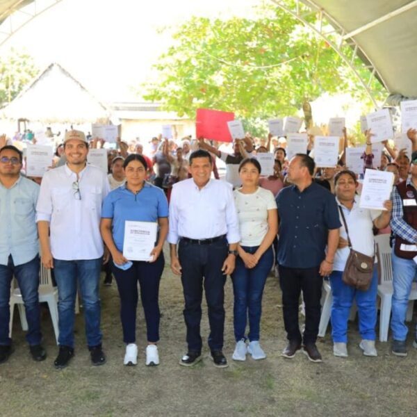 Entrega Javier May constancia de Pescando Vida a 100 ostricultoras de Cárdenas