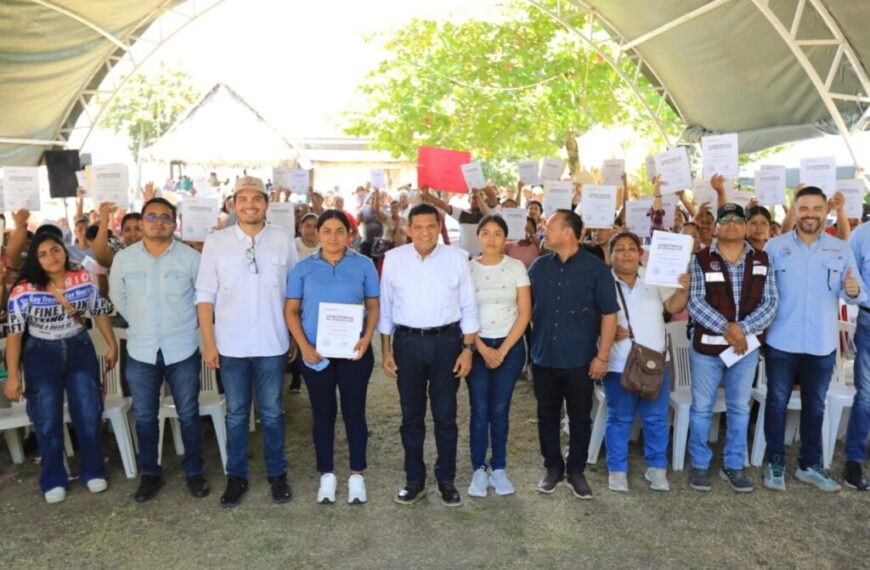 Entrega Javier May constancia de Pescando Vida a 100 ostricultoras de Cárdenas