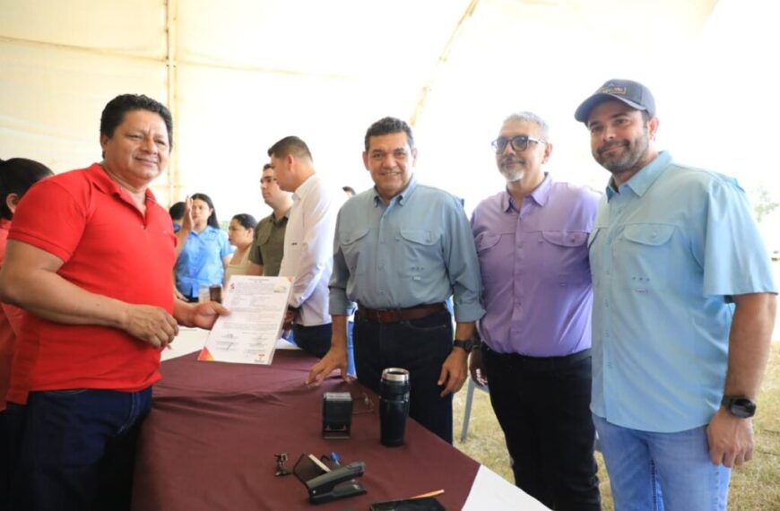 Javier May encabeza entrega títulos de propiedad