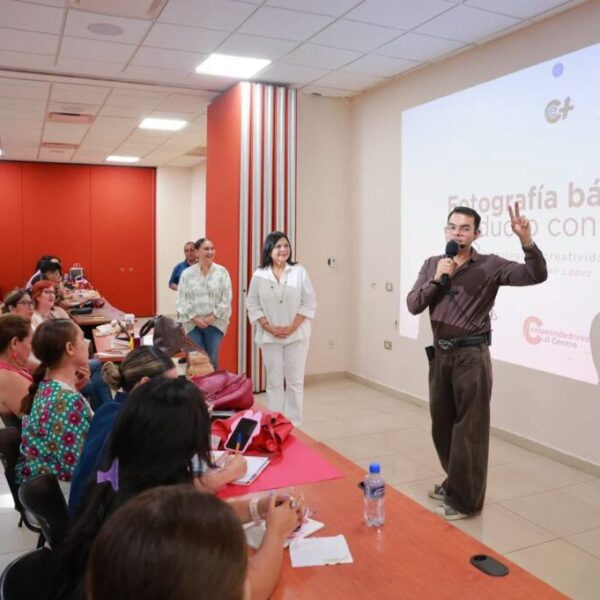 Capacita Centro en presentación creativa de productos a más de 170 participantes de Emprendedores+