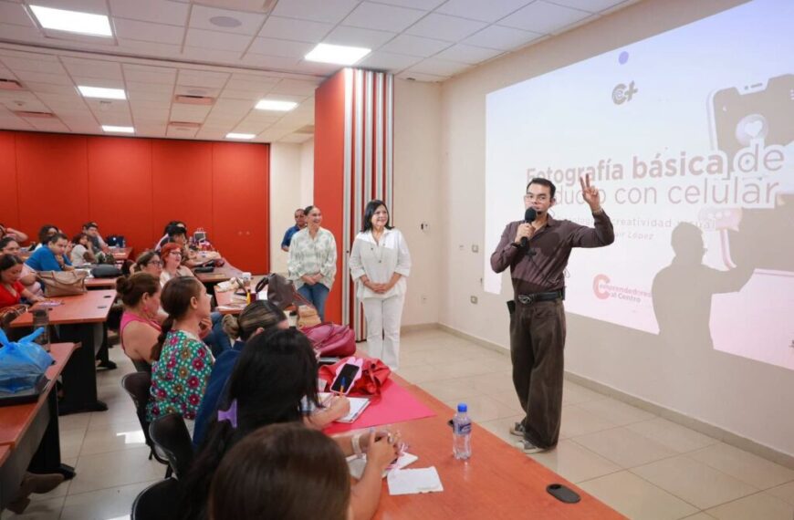 Capacita Centro en presentación creativa de productos a más de 170 participantes de Emprendedores+