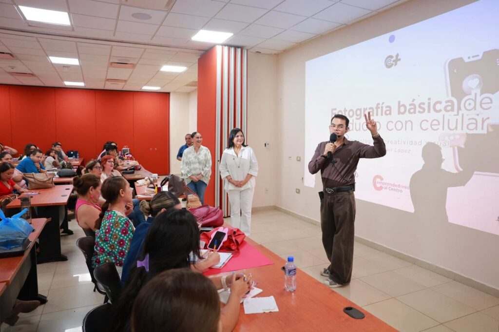 Capacita Centro en presentación creativa de productos a más de 170 participantes de Emprendedores+