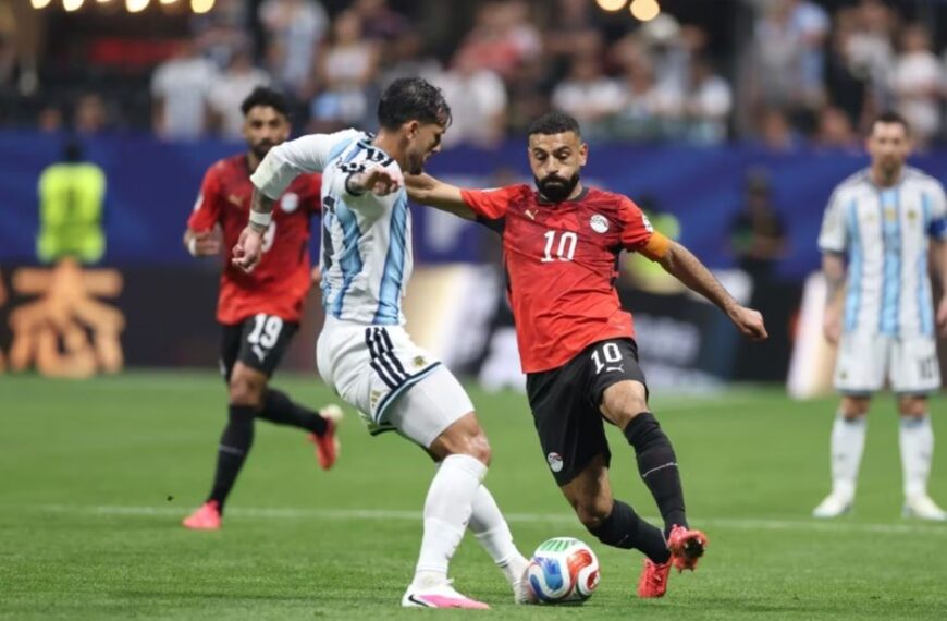 Egipto estalla contra el arbitraje tras caer ante Argentina y lanza queja pública a la FIFA