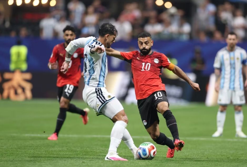 Egipto estalla contra el arbitraje tras caer ante Argentina y lanza queja pública a la FIFA