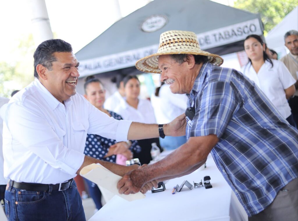 Javier May, más firme que nunca / Laureano Naranjo Cobián