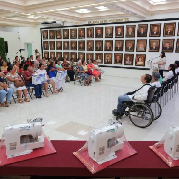 Entrega Yolanda Osuna máquinas de coser a mujeres para fortalecer el autoempleo