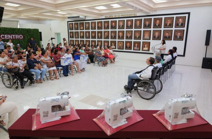 Entrega Yolanda Osuna máquinas de coser a mujeres para fortalecer el autoempleo