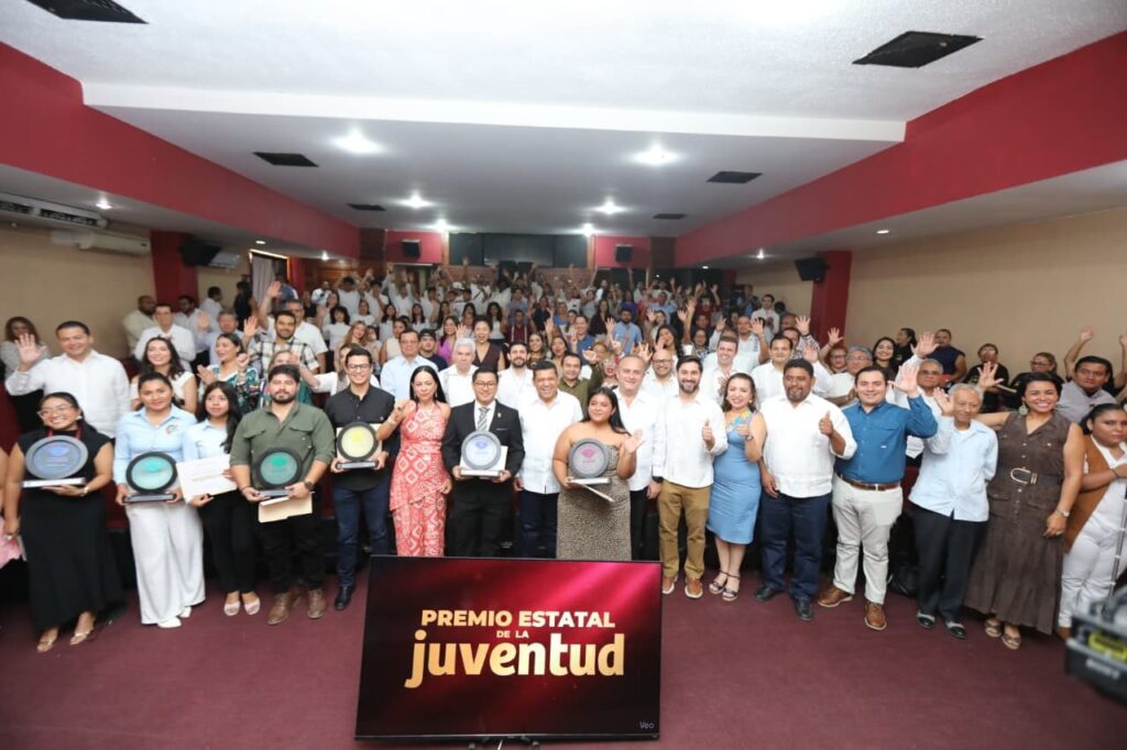 Entrega Javier May Premio Estatal de la Juventud 2026