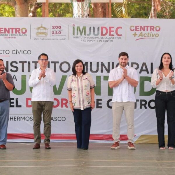 Refrenda Yolanda Osuna compromiso con valores cívicos al rendir honores a la Bandera Nacional