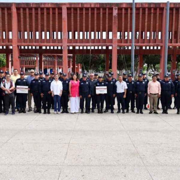 Encabeza Mari Luz entrega de apoyos para la vivienda a la policía municipal