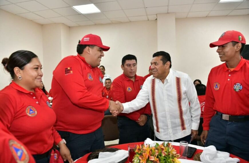 Encabeza Javier May festejos por Día del Bombero