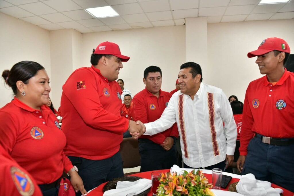 Encabeza Javier May festejos por Día del Bombero
