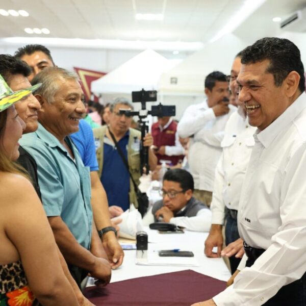 Javier May cumple compromiso de visitar todos los centros integradores en el municipio