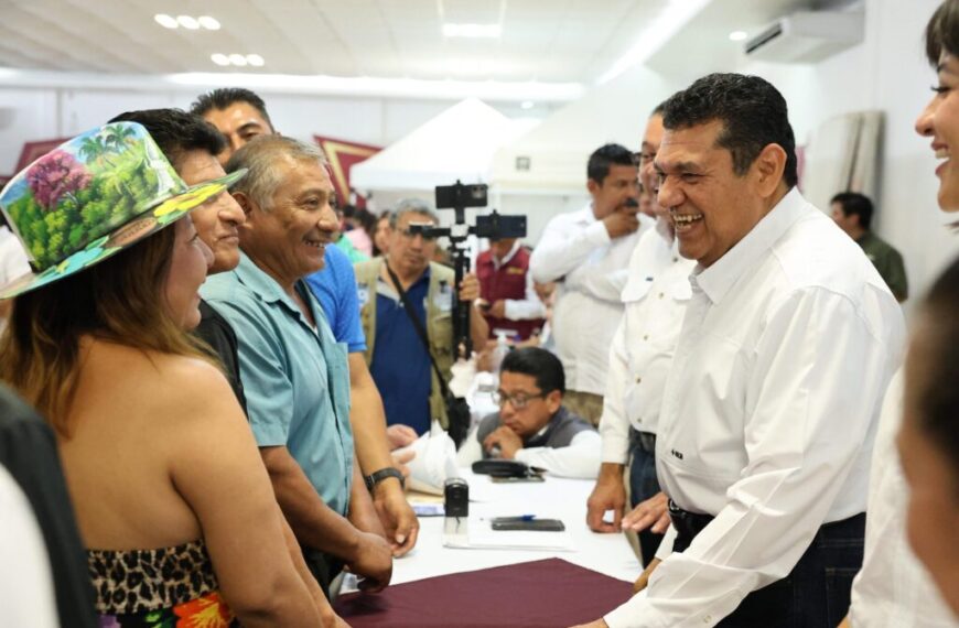 Javier May cumple compromiso de visitar todos los centros integradores en el municipio