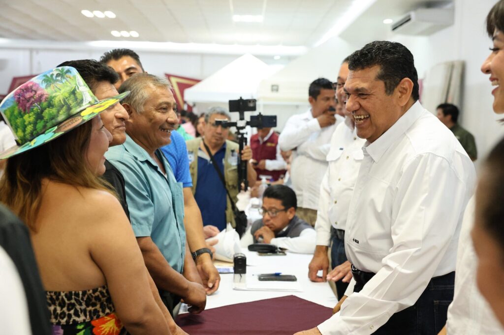 Javier May cumple compromiso de visitar todos los centros integradores en el municipio