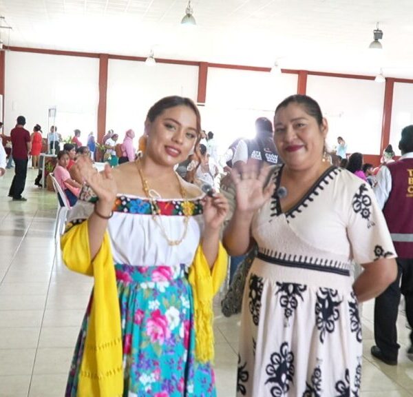 “Tandas para la Mujer me ayudó a cumplir el sueño de diseñar el traje típico de la mujer choca; gracias por el apoyo, señor Gobernador”: Carmita Cerino
