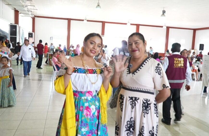 “Tandas para la Mujer me ayudó a cumplir el sueño de diseñar el traje típico de la mujer choca; gracias por el apoyo, señor Gobernador”: Carmita Cerino