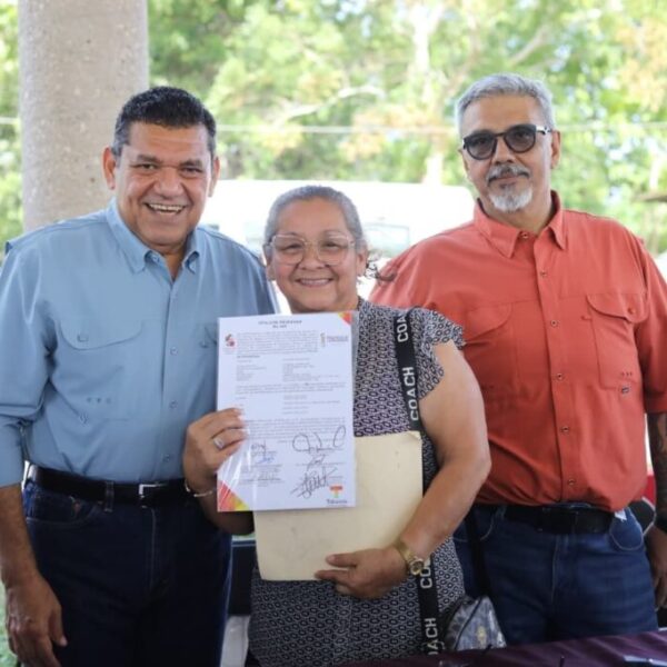 Fortalecen el patrimonio familiar en Tenosique con entrega de títulos de propiedad