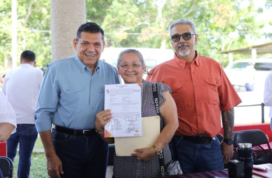 Fortalecen el patrimonio familiar en Tenosique con entrega de títulos de propiedad