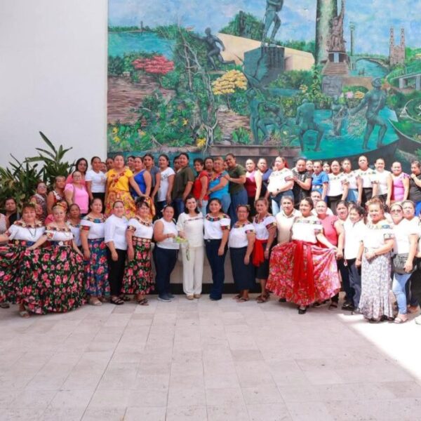 Reconoce Yolanda Osuna a mujeres artesanas en el marco del Día Mundial del Bordado