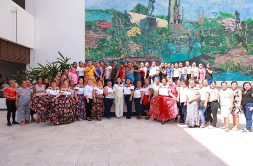 Reconoce Yolanda Osuna a mujeres artesanas en el marco del Día Mundial del Bordado