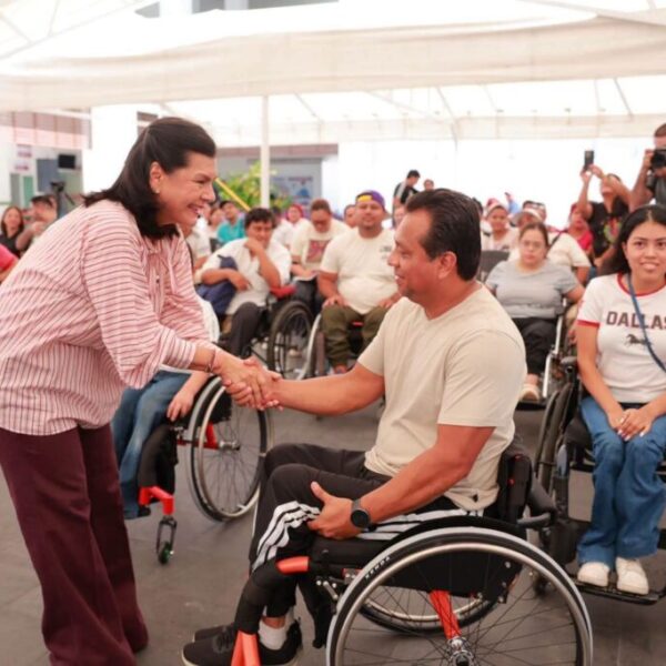 Fortalece Yolanda Osuna autonomía de menores y de adultos con sillas de ruedas a la medida