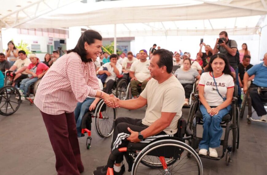 Fortalece Yolanda Osuna autonomía de menores y de adultos con sillas de ruedas a la medida