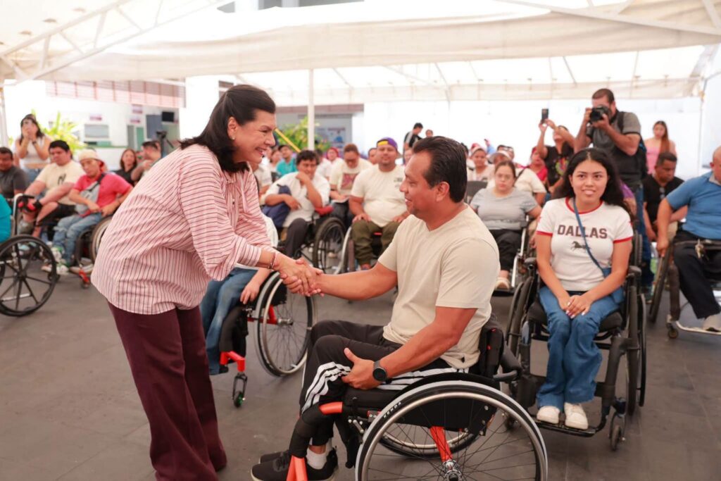 Fortalece Yolanda Osuna autonomía de menores y de adultos con sillas de ruedas a la medida
