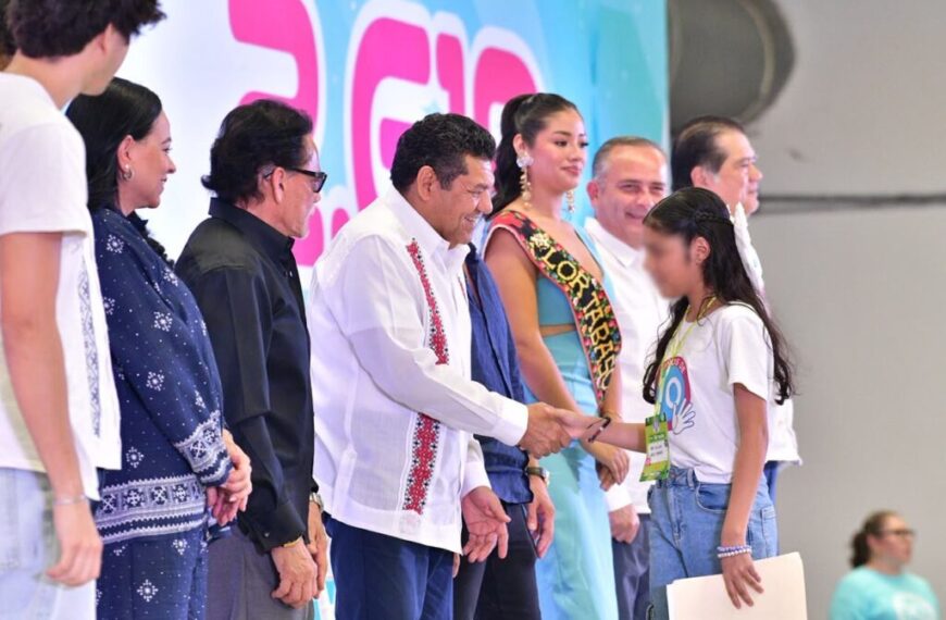 Celebra Javier May excelencia académica de niñas y niños; participa en ceremonia “Niños de 10” del Grupo Cantón