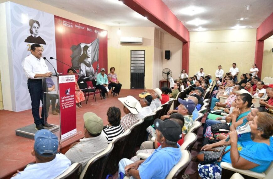 Javier May entrega tarjetas de Bienestar en Jonuta