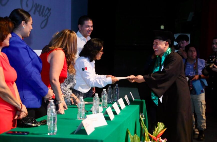 CEIBA celebra 41 años de trayectoria con la graduación de una nueva generación y la entrega de 30 títulos profesionales