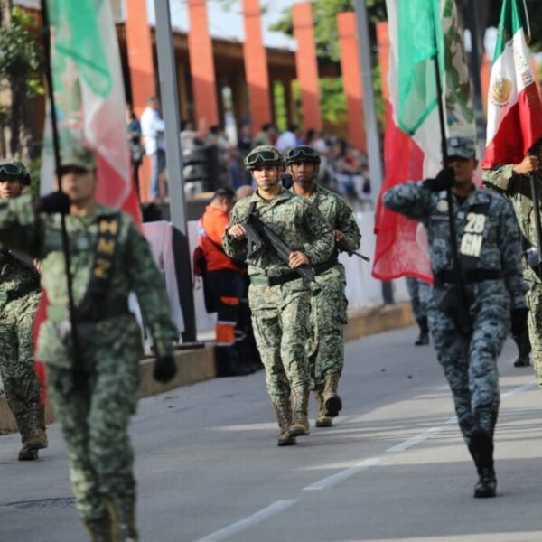 Encabeza Javier May tradicional Desfile Escolar Cívico Militar del 216 aniversario del Inicio de Independencia